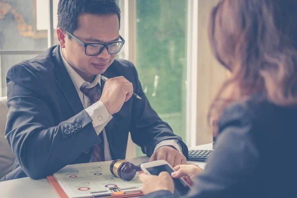 Cliente Advogado Têm Uma Reunião Face Face Para Discutir Opções — Fotografia de Stock