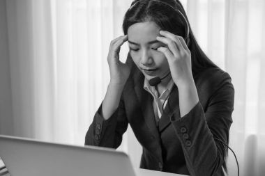 Genç güzel kız endişeli, stresli ve gergin görünüyor.