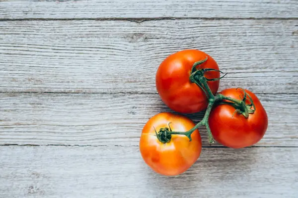 Nahaufnahme Frischer Reifer Tomaten Auf Holz Hintergrund — Stockfoto