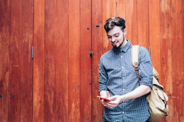 mutlu bir adam portresi kullanmak onun telefon içinde belgili tanımlık çarşı