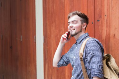 mutlu bir adam portresi kullanmak onun telefon içinde belgili tanımlık çarşı