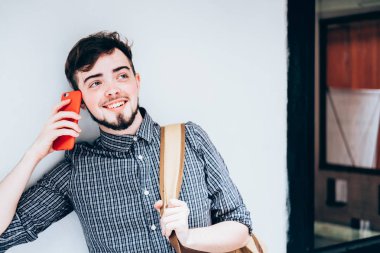mutlu bir adam portresi kullanmak onun telefon içinde belgili tanımlık çarşı