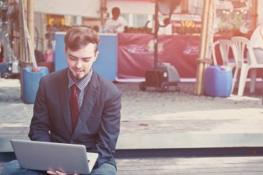 Yönlendirme ve ilham arayan mutlu genç iş adamının portresi. 