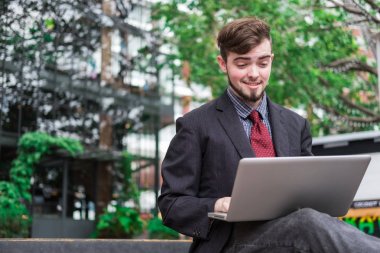 Yönlendirme ve ilham arayan mutlu genç iş adamının portresi. 