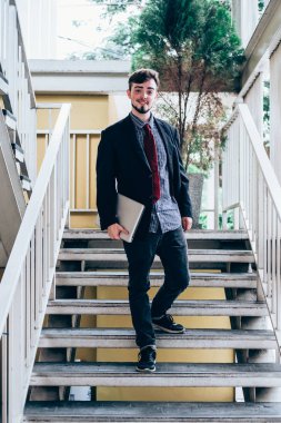 Yönlendirme ve ilham arayan mutlu genç iş adamının portresi. 