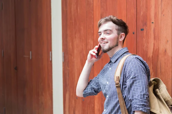 mutlu bir adam portresi kullanmak onun telefon içinde belgili tanımlık çarşı