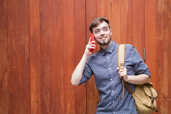 mutlu bir adam portresi kullanmak onun telefon içinde belgili tanımlık çarşı