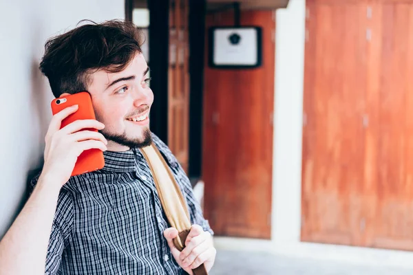 mutlu bir adam portresi kullanmak onun telefon içinde belgili tanımlık çarşı