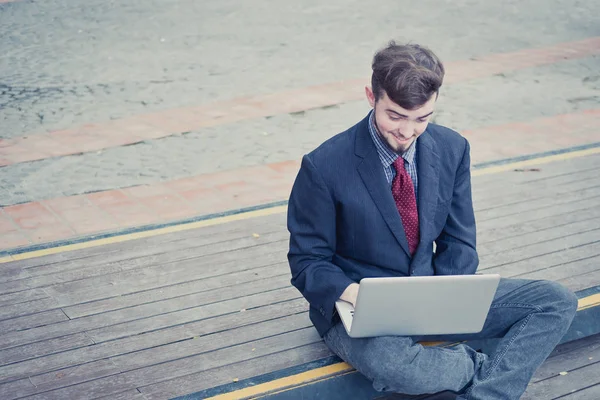 Procurando Direção Inspiração Retrato Jovem Empresário Feliz Sentado Com Laptop — Fotografia de Stock