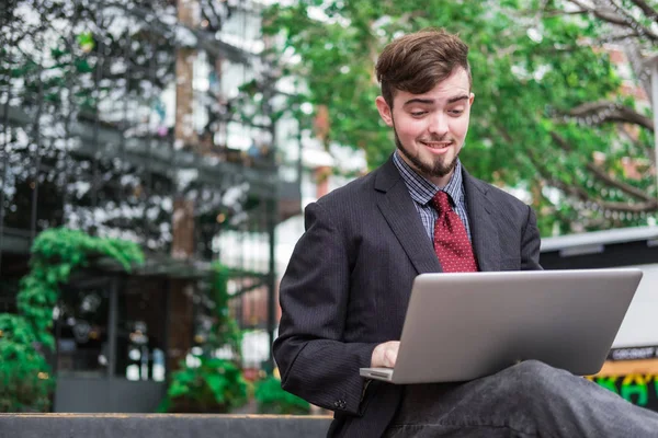 Yönlendirme ve ilham arayan mutlu genç iş adamının portresi. 