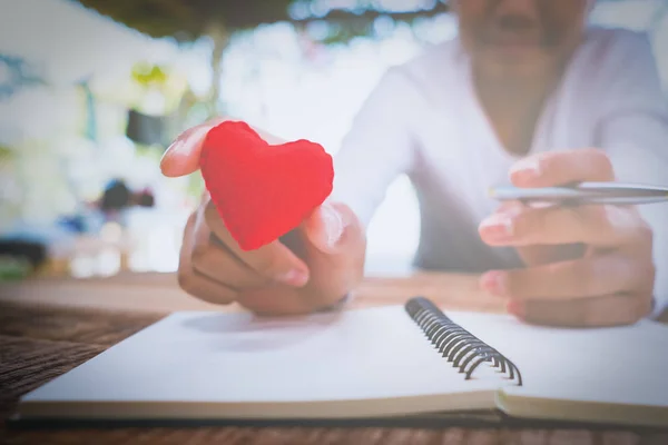 Yazısıyla Yazılmış Aşk Mektupları Sevgililer Günü Notları Kalbi Tutan Kadın — Stok fotoğraf