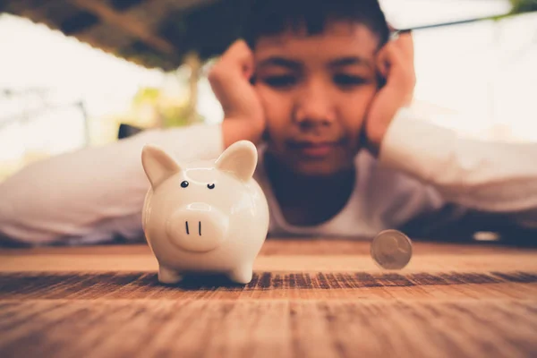 Jovem Asiático Menino Economizando Dinheiro Para Futuro — Fotografia de Stock