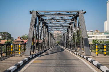 Sabah nehir üzerindeki köprü.