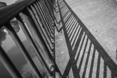 Yoldaki korkulukların güneş gölgesi