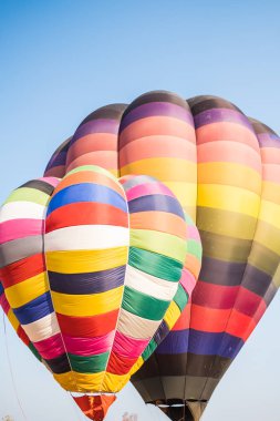 Gökyüzünde renkli sıcak hava balonları