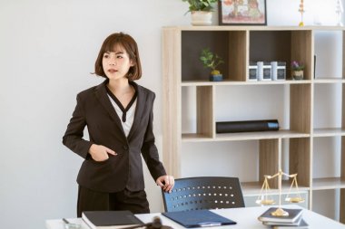 Avukat ofiste çalışmaya hazır..