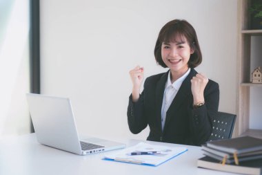 İş sektöründe masa başında çalışan genç Asyalı kadın.