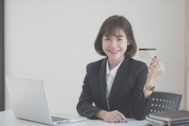 Çevrimiçi alışveriş için küçük işletme girişimi kaygıları, küçük bir paketin posta ücretinin hesaplanması