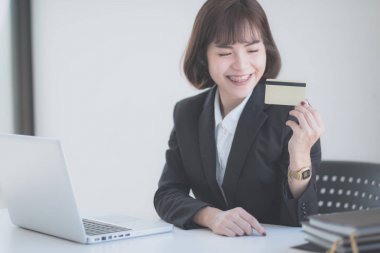 Çevrimiçi alışveriş için küçük işletme girişimi kaygıları, küçük bir paketin posta ücretinin hesaplanması