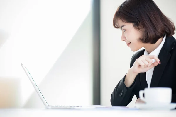 Junge Schöne Asiatische Geschäftsfrau Die Einen Kaffee Pause — Stockfoto