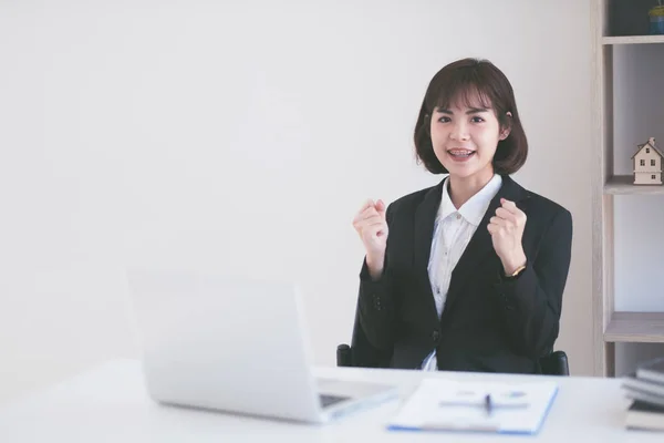 Jovem Mulher Asiática Trabalhando Uma Mesa Setor Negócios — Fotografia de Stock