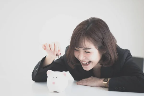 Bela Menina Negócios Economizando Dinheiro Para Temporada Férias Economizando Conceito — Fotografia de Stock