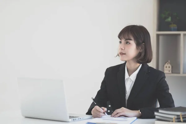 Joven Mujer Asiática Trabajando Escritorio Sector Empresarial —  Fotos de Stock