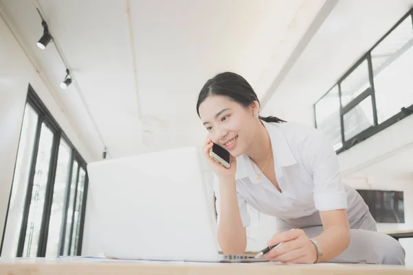 Ritratto Bella Giovane Donna Affari Sorridente Sul Posto Lavoro Calcolare — Foto Stock