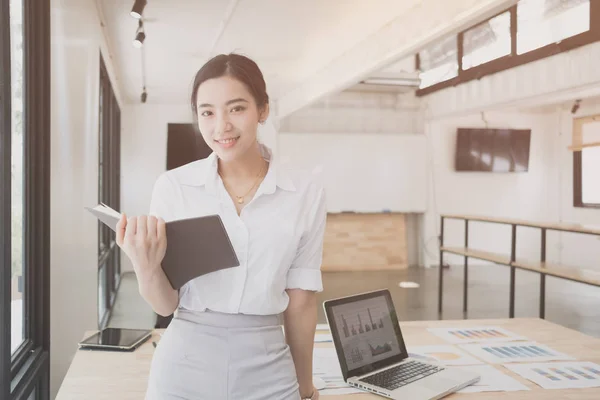 Retrato Sonriente Mujer Negocios Bastante Joven Lugar Trabajo Calcular Costo — Foto de Stock