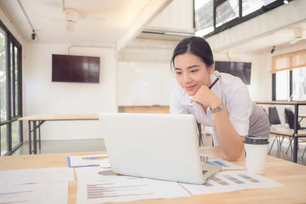 Ritratto Bella Giovane Donna Affari Sorridente Sul Posto Lavoro Calcolare — Foto Stock