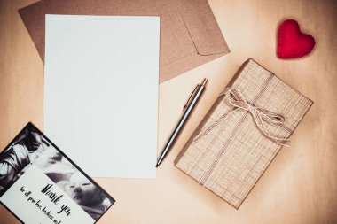  Kağıt ve hediyeli yaratıcı öğrenci masası