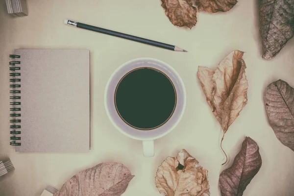 Café Mañana Con Hojas Colocadas Fondo — Foto de Stock