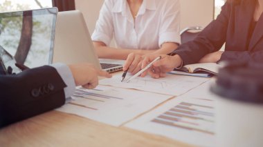 İş adamları, işlerinin gelecekteki planları hakkında görüşmek ve danışmanlık yapmak için bir araya gelirler.