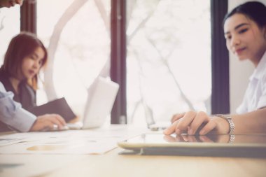 İyi bir takım çalışması, iş yeri stratejisi, iş adamları birlikte gelecekteki planlarını tartışmak ve danışmak için toplanıyor.