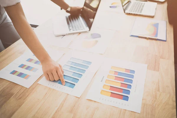 Geschäftsleute Treffen Sich Über Die Zukunftspläne Ihrer Gemeinsamen Arbeit Diskutieren — Stockfoto