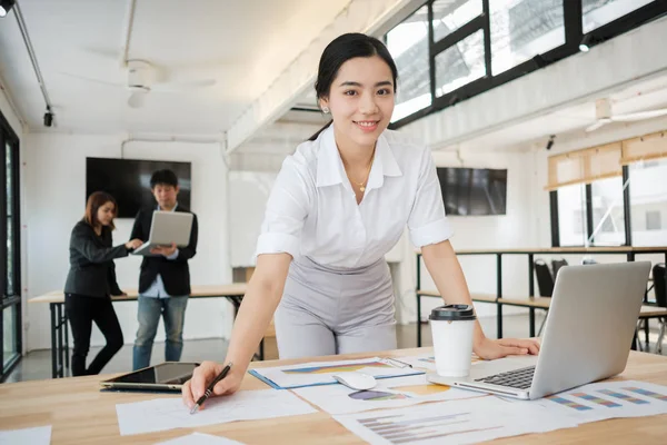 Berechnung Der Portokosten Für Ein Kleines Paket Kleine Unternehmen Sorgen — Stockfoto