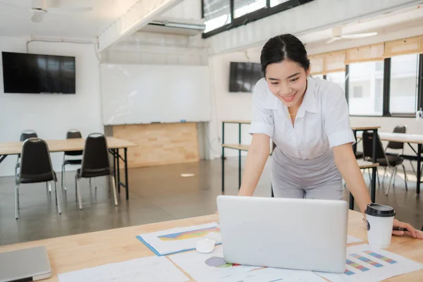 Porträt Einer Lächelnden Hübschen Jungen Geschäftsfrau Arbeitsplatz Berechnung Der Portokosten — Stockfoto