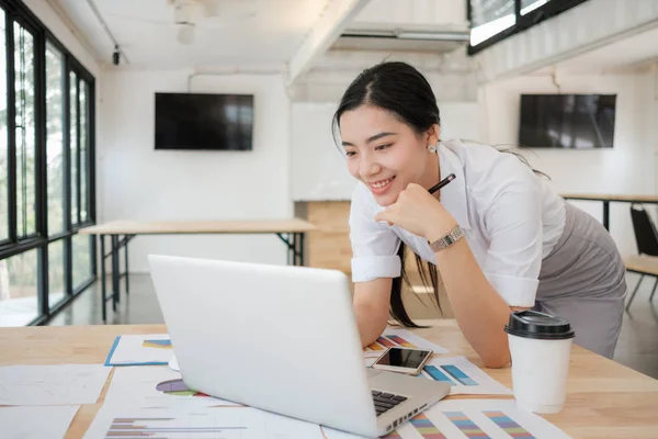 Potret Wanita Bisnis Muda Yang Tersenyum Tempat Kerja Menghitung Biaya — Stok Foto