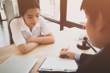 Müvekkil ve avukat, mevcut yasal seçenekleri görüşmek üzere yüz yüze görüştüler.