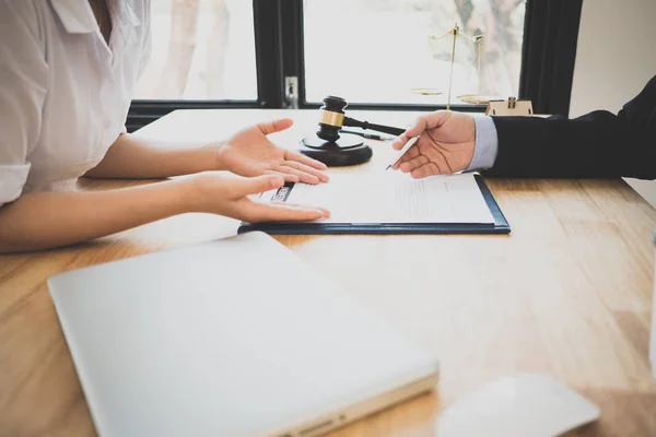 Klant Advocaat Bespreken Beschikbare Juridische Opties — Stockfoto