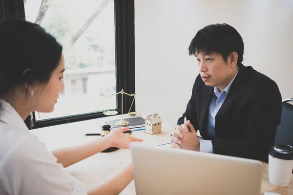 Cliente Advogado Têm Uma Reunião Cara Cara Para Discutir Opções — Fotografia de Stock