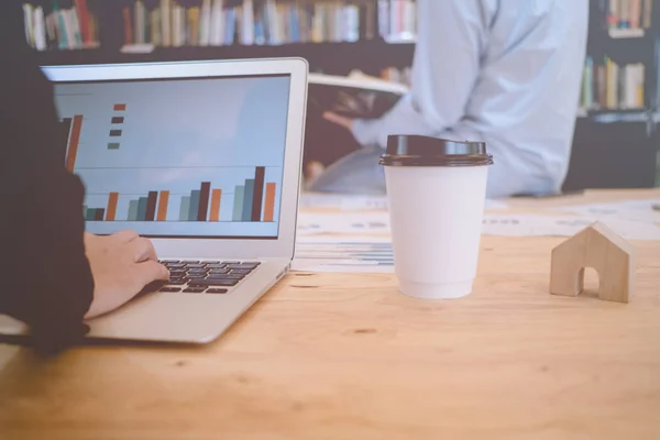 Geschäftsleute Treffen Sich Über Die Zukunftspläne Ihrer Gemeinsamen Arbeit Diskutieren — Stockfoto