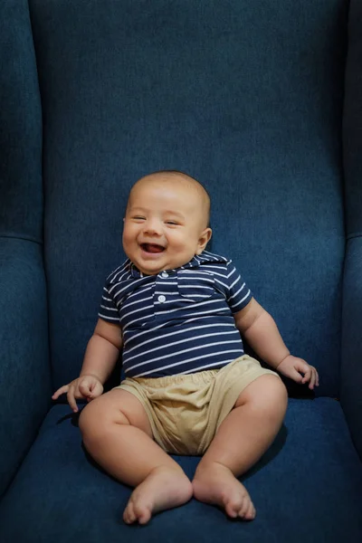 Niño Feliz Sentado Sofá Oliendo — Foto de Stock