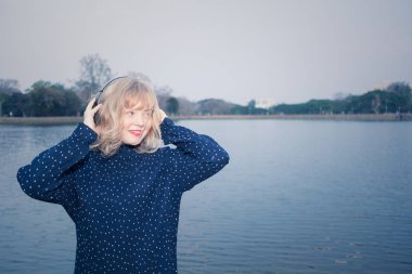 Mutluluk kavramı, yakından atış genç kadının mutlu bir zaman var