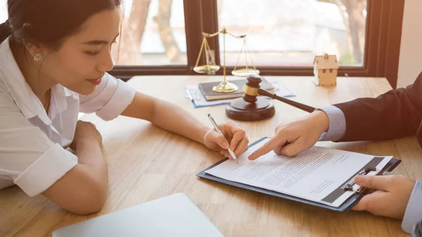 Client Lawyer Have Sit Face Face Meeting Discuss Legal Options — Stock Photo, Image