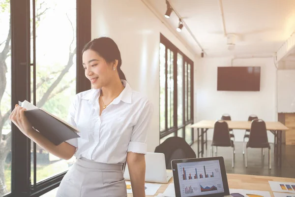 Retrato Sonriente Mujer Negocios Bastante Joven Lugar Trabajo Calcular Costo —  Fotos de Stock