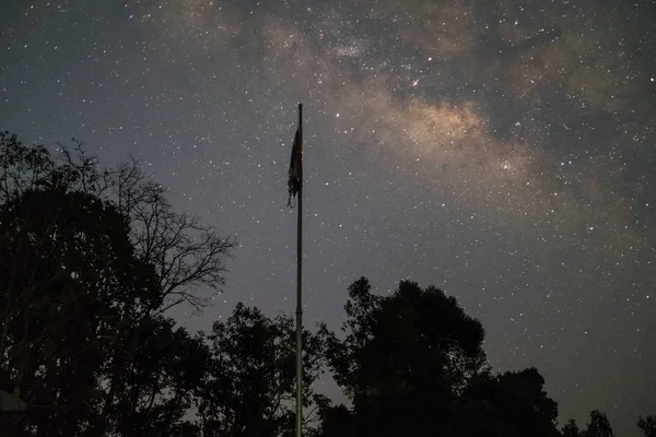 Paisaje Nocturno Con Colorida Vía Láctea Hermoso Universo Fondo Espacial —  Fotos de Stock