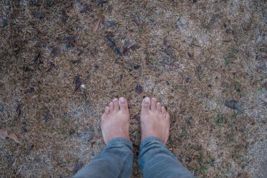 Yürüyerek ve ahşap bir yüzeye bakarak, yazı için yer açarak. seçici odak