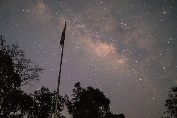 Paisaje Nocturno Con Colorida Vía Láctea Hermoso Universo Fondo Espacial —  Fotos de Stock