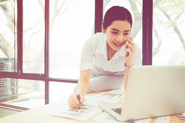 Jonge Aziatische Vrouw Werkt Aan Een Bureau Het Bedrijfsleven — Stockfoto